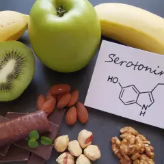 Banany, kiwi, jabłko, czekolada i orzechy – składniki, które pomagają produkować hormon szczęścia, serotoninę.