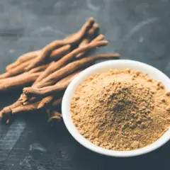 Korzeń i proszek ashwagandhy. Zanim zaczniesz stosować, sprawdź potencjalne ashwagandha skutki uboczne.