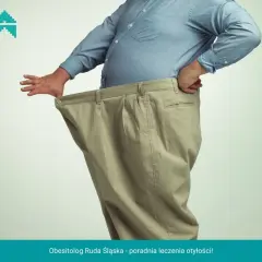 Mężczyzna w za dużych spodniach, symbol utraty wagi. Post Medical - Twój **obesitolog** w walce z otyłością.