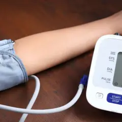 Pomiar ciśnienia krwi: 117/68 mmHg. Ciśnienie rozkurczowe 68 mmHg jest w normie. Tętno 85 uderzeń/min.