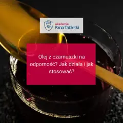 Olej z czarnuszki na odporność? Złota łyżka zanurzona w ciemnym płynie, obok nasion czarnuszki. Dowiedz się, jak działa i jak stosować.