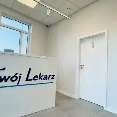 Recepcja "Twój Lekarz". Tu dowiesz się, kto to internista i umówisz wizytę. Drzwi 1 i 2.