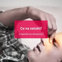 Mężczyzna z bólem zatok, szuka informacji o antybiotyku na zatoki. Tekst: "Co na zatoki? [+sposób na skarpetę]".