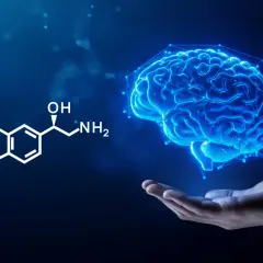 Struktura chemiczna noradrenaliny obok świecącego mózgu, symbolizującego jej wpływ na funkcje poznawcze.
