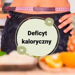 Kobieta mierzy talię centymetrem. Centralnie umieszczony napis "Deficyt kaloryczny" sugeruje, jak obliczyć deficyt kaloryczny dla zdrowego stylu życia.