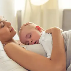 Kobieta tuli śpiące dziecko, czując się jak surogatka, która znalazła swoje szczęście.
