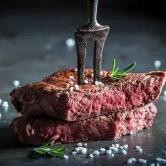 Idealny stek, soczysty i krwisty, jak na prawdziwą dietę lwa przystało. Doprawiony solą i rozmarynem.