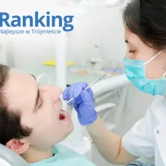 Dentystka w masce bada zęby pacjenta narzędziem stomatologicznym.