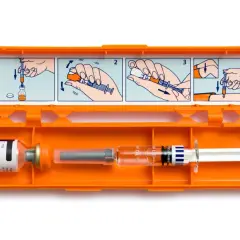 Zestaw do podawania glukagonu w pomarańczowym etui. Instrukcja krok po kroku pokazuje przygotowanie i podanie leku.