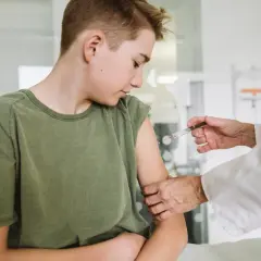 Chłopiec otrzymuje szczepienie. Warto pamiętać o potencjalnych hpv szczepionka skutki uboczne, choć są one rzadkie.