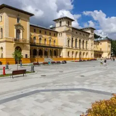 Plac przed zabytkowym sanatorium. Sprawdź nowe zasady wyjazdu do sanatorium na NFZ i zaplanuj swój pobyt.