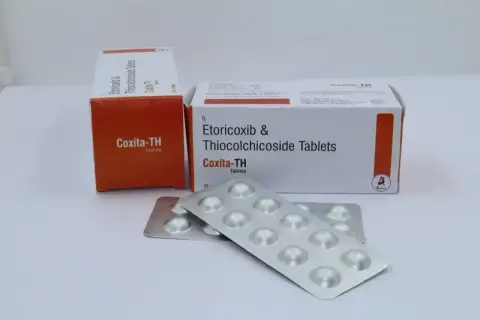 Dwie paczki i blistry leków Coxita-TH, zawierających etoricoxib i thiocolchicoside, gotowe do ulgi.