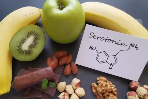 Banany, kiwi, jabłko, czekolada i orzechy – składniki, które pomagają produkować hormon szczęścia, serotoninę.