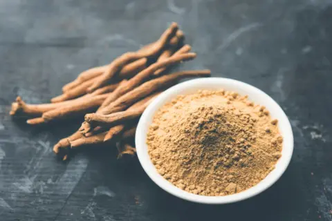 Korzeń i proszek ashwagandhy. Zanim zaczniesz stosować, sprawdź potencjalne ashwagandha skutki uboczne.