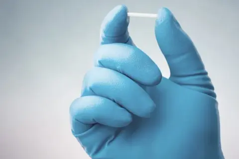 Implant antykoncepcyjny skutki uboczne – co warto wiedzieć przed decyzją?