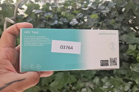 Pudełko testu na HIV, który pomaga w wykrywaniu aids. Wynik w 15 minut.