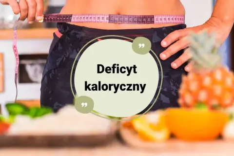 Kobieta mierzy talię centymetrem. Centralnie umieszczony napis "Deficyt kaloryczny" sugeruje, jak obliczyć deficyt kaloryczny dla zdrowego stylu życia.