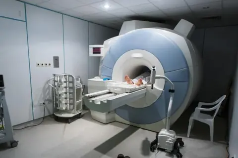 Pacjent leży w aparacie do rezonansu magnetycznego. To badanie, mri co to, pozwala na szczegółowe obrazowanie wnętrza ciała.