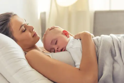 Kobieta tuli śpiące dziecko, czując się jak surogatka, która znalazła swoje szczęście.