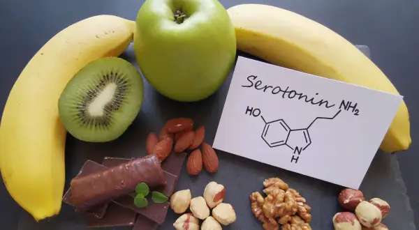 Banany, kiwi, jabłko, czekolada i orzechy – składniki, które pomagają produkować hormon szczęścia, serotoninę.