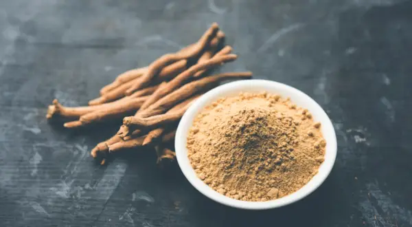 Korzeń i proszek ashwagandhy. Zanim zaczniesz stosować, sprawdź potencjalne ashwagandha skutki uboczne.
