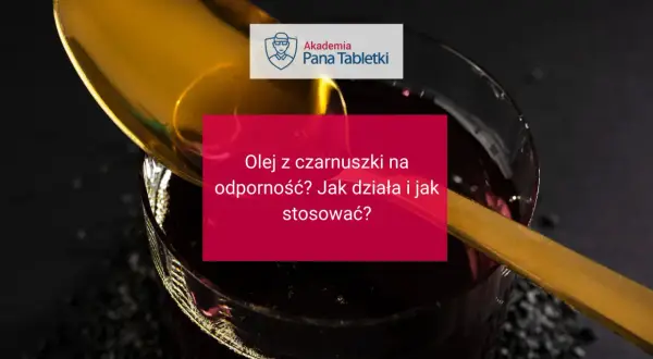 Olej z czarnuszki na odporność? Złota łyżka zanurzona w ciemnym płynie, obok nasion czarnuszki. Dowiedz się, jak działa i jak stosować.