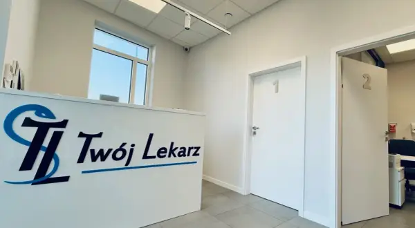 Recepcja "Twój Lekarz". Tu dowiesz się, kto to internista i umówisz wizytę. Drzwi 1 i 2.