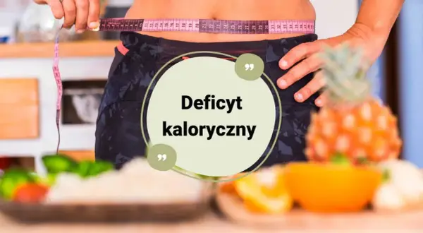 Kobieta mierzy talię centymetrem. Centralnie umieszczony napis "Deficyt kaloryczny" sugeruje, jak obliczyć deficyt kaloryczny dla zdrowego stylu życia.