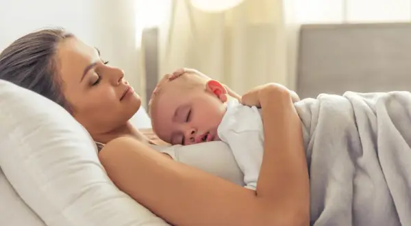 Kobieta tuli śpiące dziecko, czując się jak surogatka, która znalazła swoje szczęście.