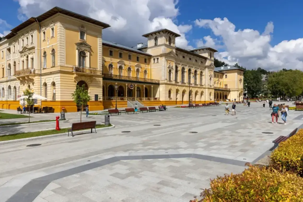 Plac przed zabytkowym sanatorium. Sprawdź nowe zasady wyjazdu do sanatorium na NFZ i zaplanuj swój pobyt.