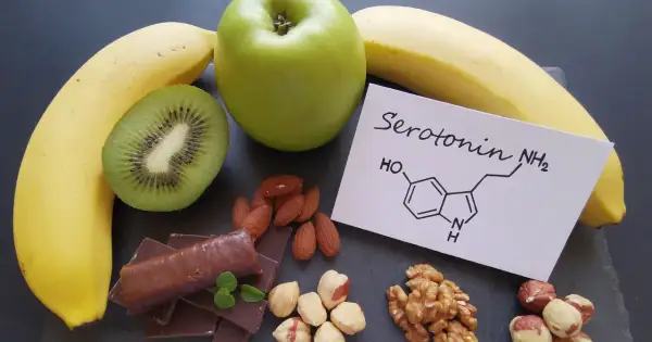 Banany, kiwi, jabłko, czekolada i orzechy – składniki, które pomagają produkować hormon szczęścia, serotoninę.