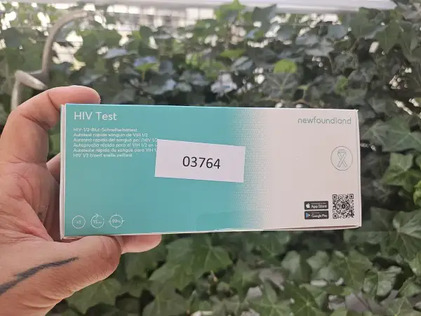 Pudełko testu na HIV, który pomaga w wykrywaniu aids. Wynik w 15 minut.