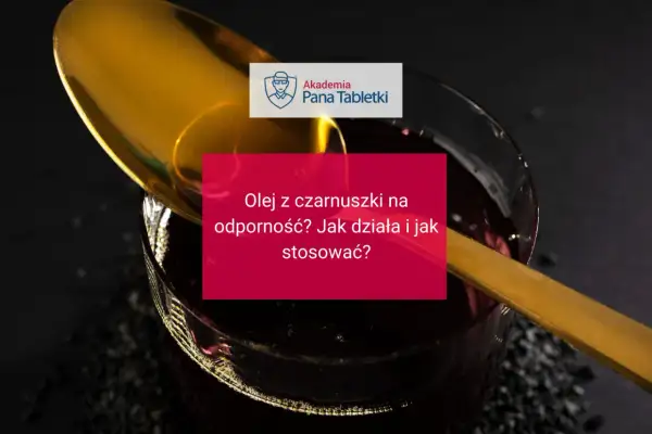 Olej z czarnuszki na odporność? Złota łyżka zanurzona w ciemnym płynie, obok nasion czarnuszki. Dowiedz się, jak działa i jak stosować.