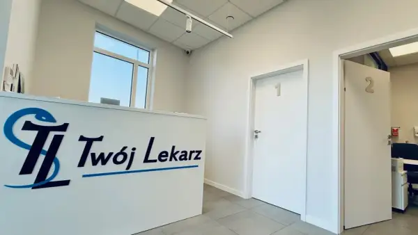Recepcja "Twój Lekarz". Tu dowiesz się, kto to internista i umówisz wizytę. Drzwi 1 i 2.