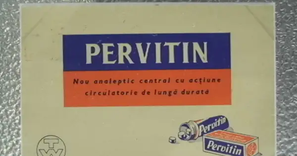Reklama leku Pervitin, który jest środkiem przeciwbólowym o długotrwałym działaniu. Widoczne opakowanie i tabletki.