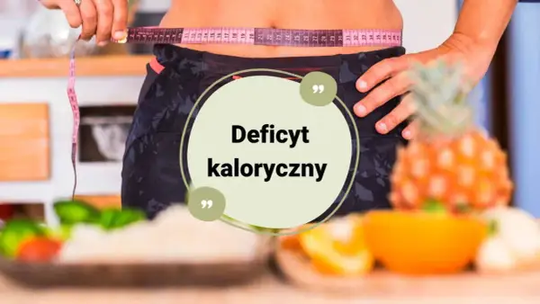 Kobieta mierzy talię centymetrem. Centralnie umieszczony napis "Deficyt kaloryczny" sugeruje, jak obliczyć deficyt kaloryczny dla zdrowego stylu życia.
