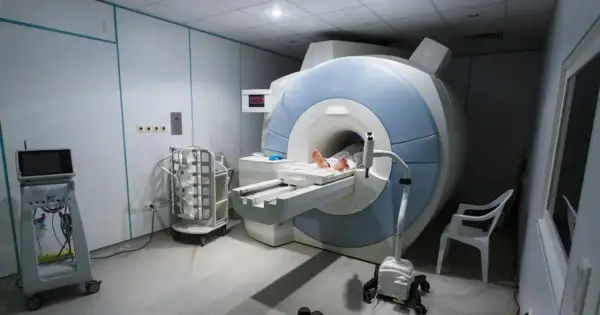 Pacjent leży w aparacie do rezonansu magnetycznego. To badanie, mri co to, pozwala na szczegółowe obrazowanie wnętrza ciała.